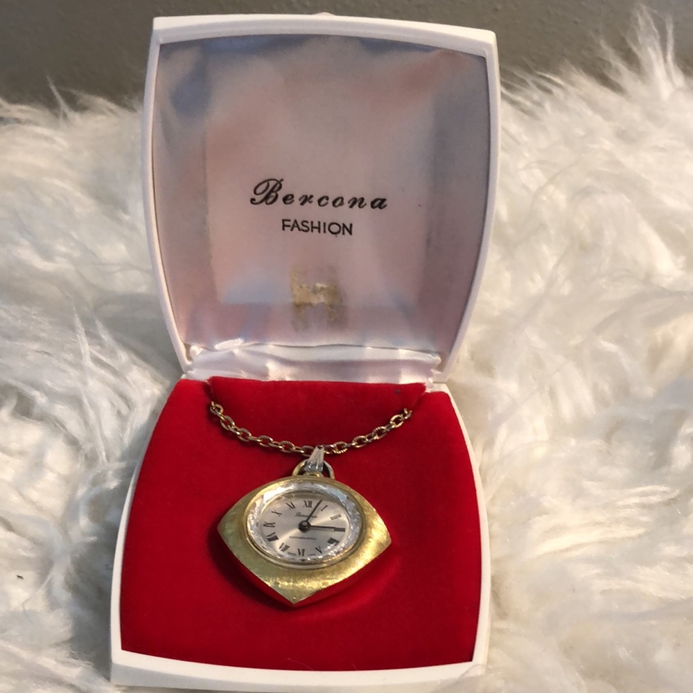 Vintage winding fashion watch on chain with box